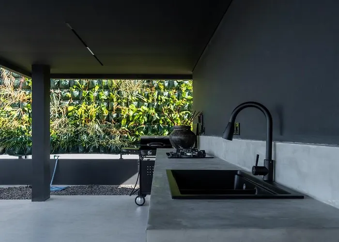The Bat Cave Dark Luxury, Cold Plunge & Sauna Villa Uluwatu