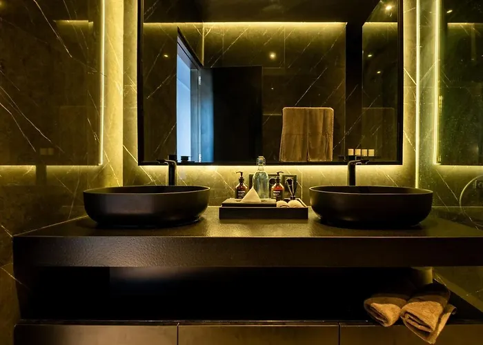 The Bat Cave Dark Luxury, Cold Plunge & Sauna Villa Uluwatu