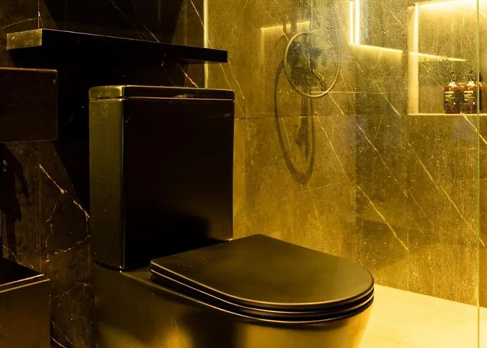 Villa The Bat Cave Dark Luxury, Cold Plunge & Sauna