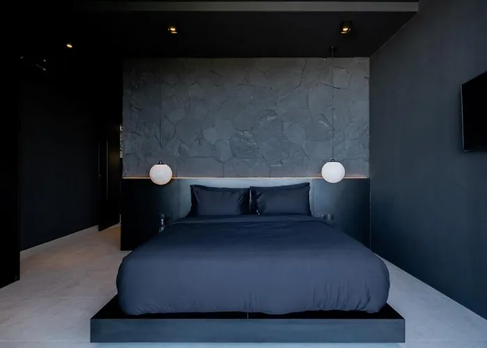 The Bat Cave Dark Luxury, Cold Plunge & Sauna Villa Uluwatu