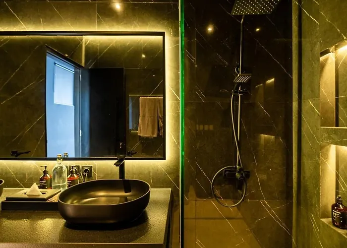 The Bat Cave Dark Luxury, Cold Plunge & Sauna *