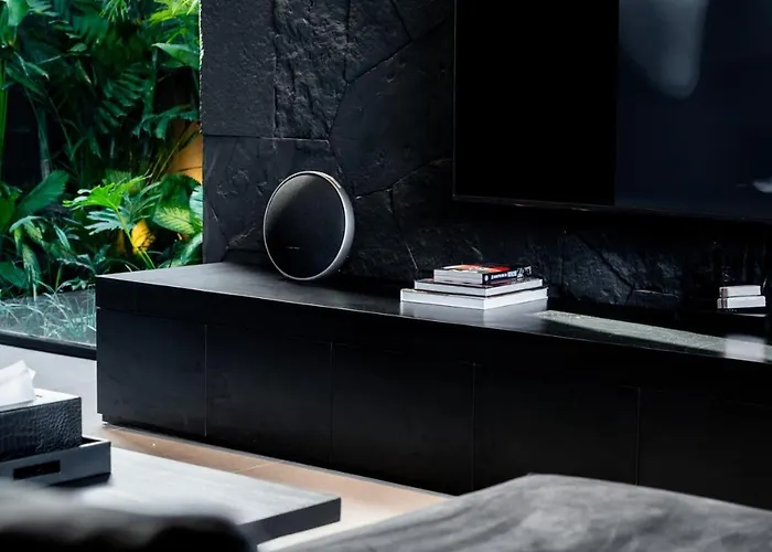 The Bat Cave Dark Luxury, Cold Plunge & Sauna Villa *