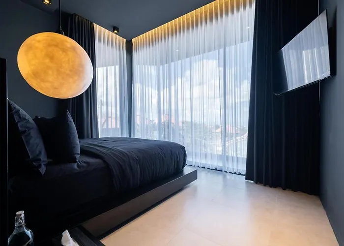 The Bat Cave Dark Luxury, Cold Plunge & Sauna Villa