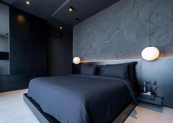 The Bat Cave Dark Luxury, Cold Plunge & Sauna