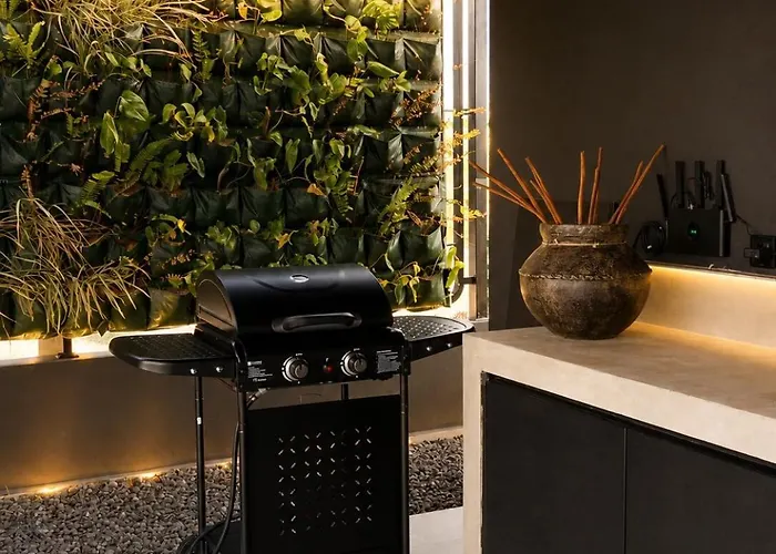 The Bat Cave Dark Luxury, Cold Plunge & Sauna Uluwatu