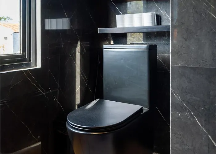Villa The Bat Cave Dark Luxury, Cold Plunge & Sauna *