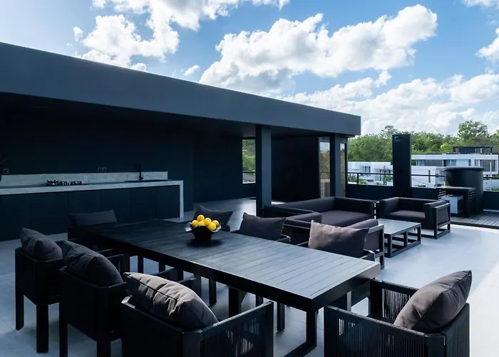The Bat Cave Dark Luxury, Cold Plunge & Sauna Villa *
