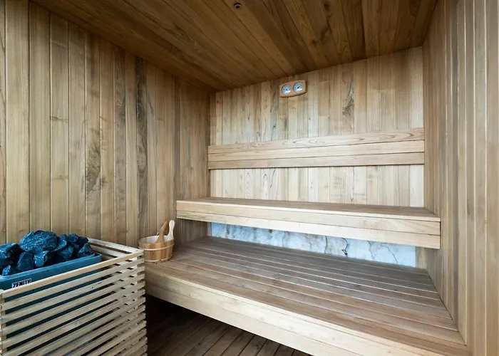 The Bat Cave Dark Luxury, Cold Plunge & Sauna Villa *