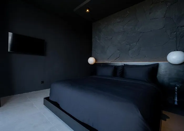 The Bat Cave Dark Luxury, Cold Plunge & Sauna Villa Uluwatu