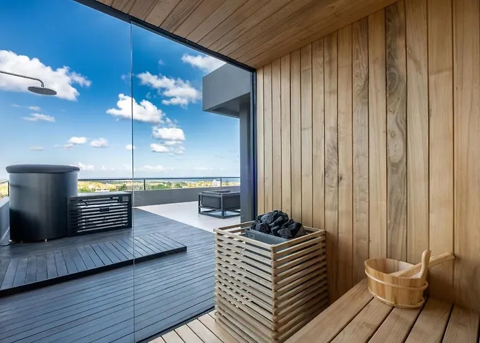 The Bat Cave Dark Luxury, Cold Plunge & Sauna Villa