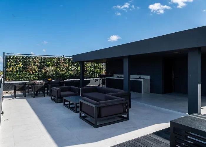 Villa The Bat Cave Dark Luxury, Cold Plunge & Sauna *