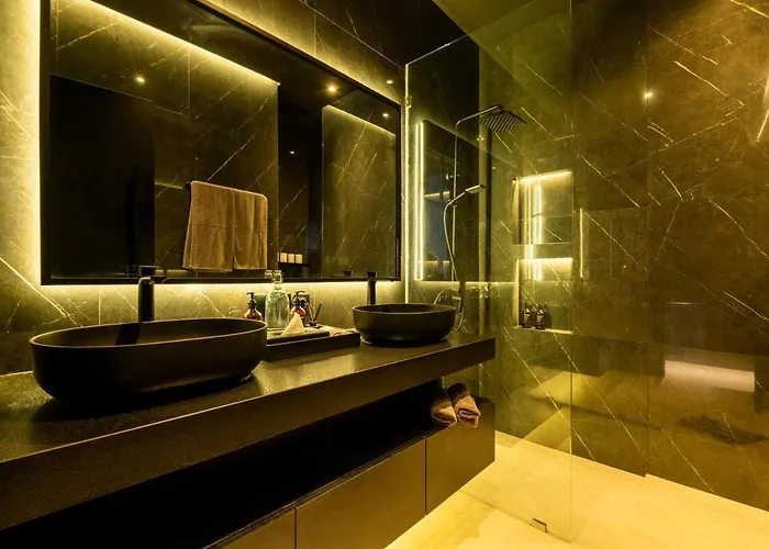 Villa The Bat Cave Dark Luxury, Cold Plunge & Sauna Uluwatu